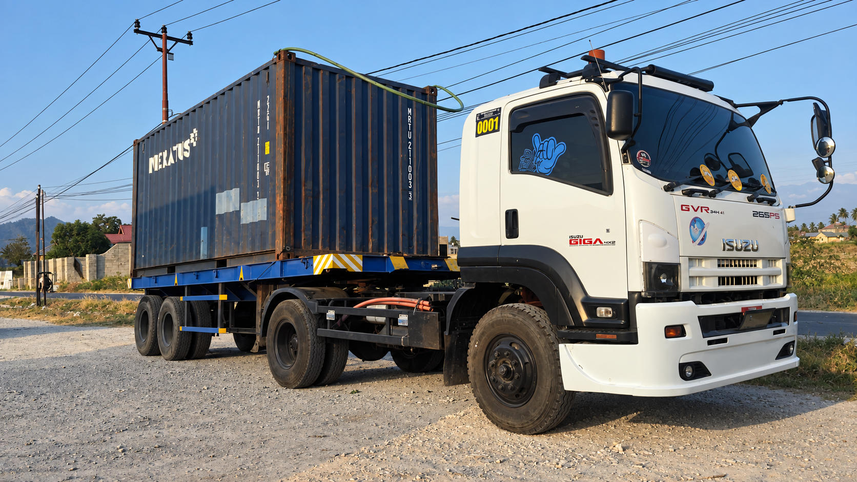 Truk putih membawa container untuk transportasi darat